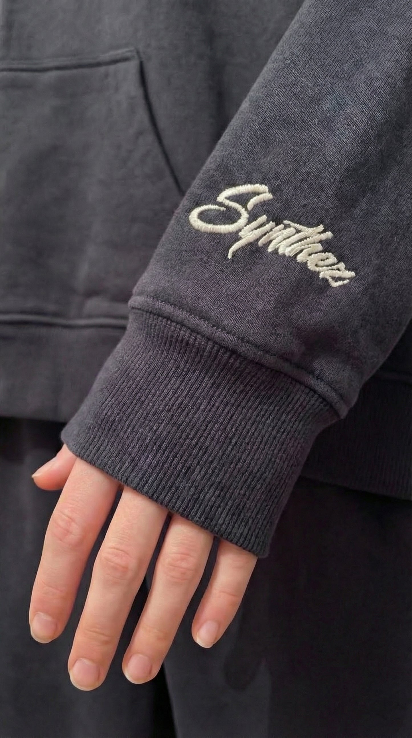 jogger-dunkelgrau-synthez-stickerei