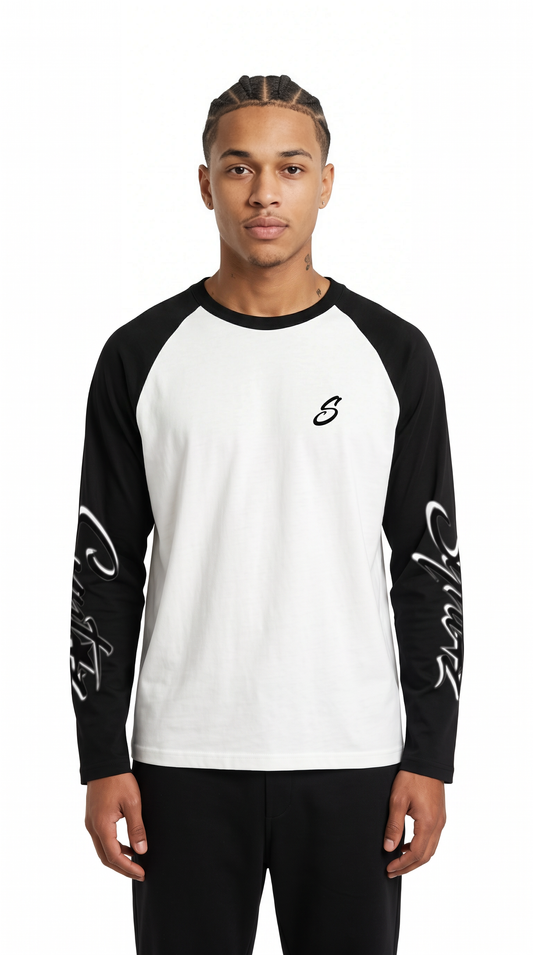 Longsleeve Classic Black an Model, Frontansicht