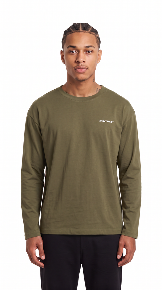 Longsleeve Basic Khaki an Model, Frontansicht