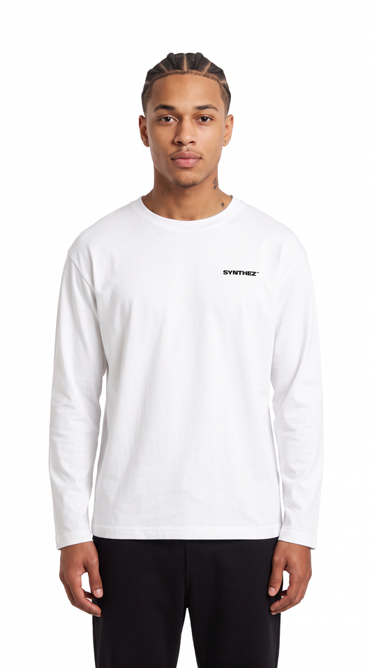 Longsleeve Basic White an Model, Frontansicht
