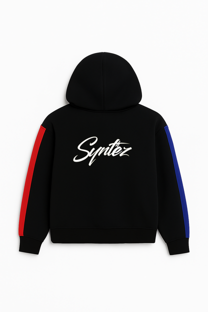 Schwarzer Streetwear Hoodie mit roten und blauen Streifen an den Ärmeln und Synthez Backprint.