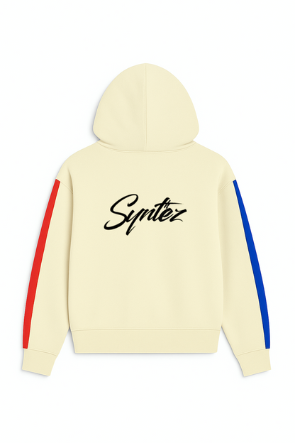 Streetwear Hoodie beige mit Synthez Backprint und roten und blauen Streifen an den Ärmeln.