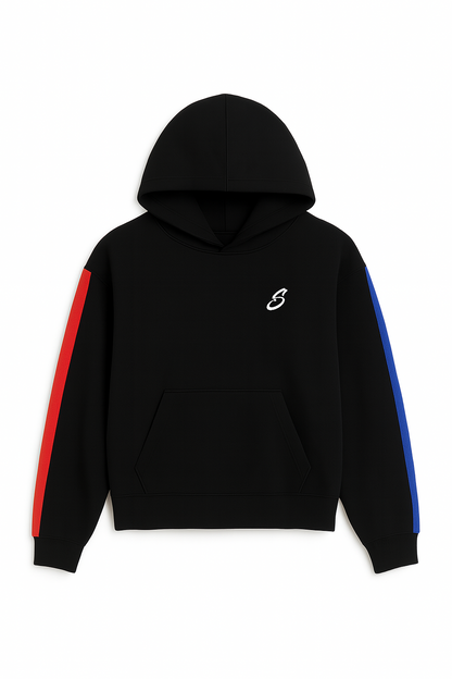 Schwarzer Streetwear Hoodie mit rotem und blauen Streifen an den Ärmeln.