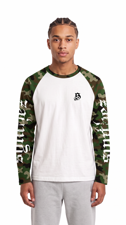 Longsleeve Camouflage Green an Model, Frontansicht