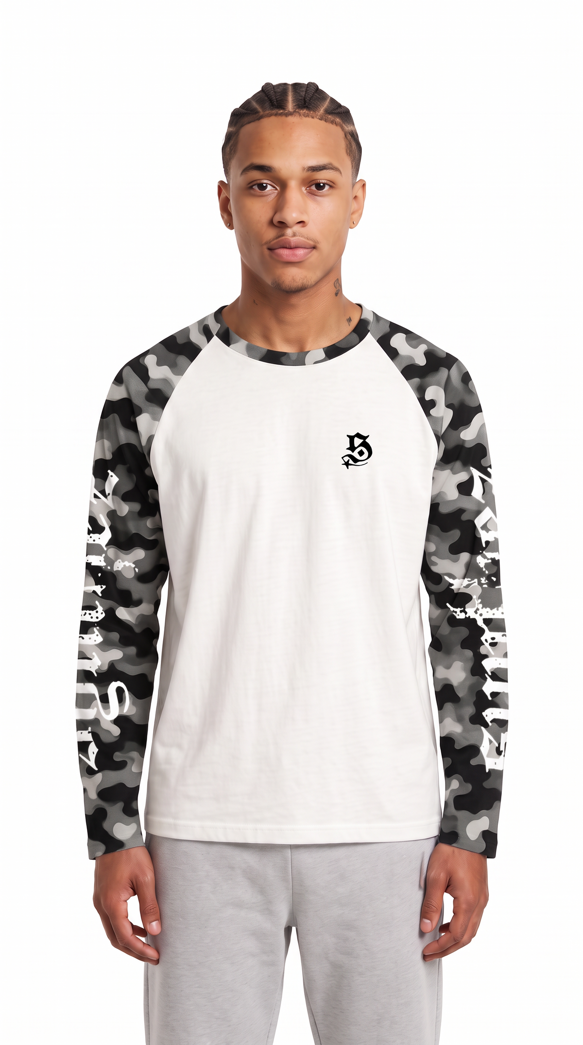 Longsleeve Camouflage Black an Model, Frontansicht