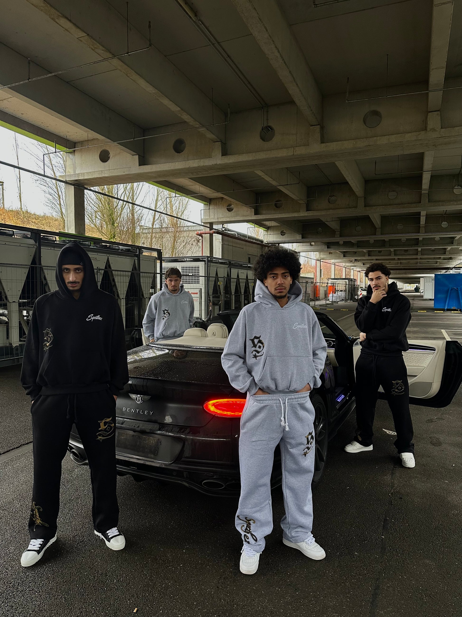 Streetwear Tracksuits von Synthez in Camouflage grau und schwarz 