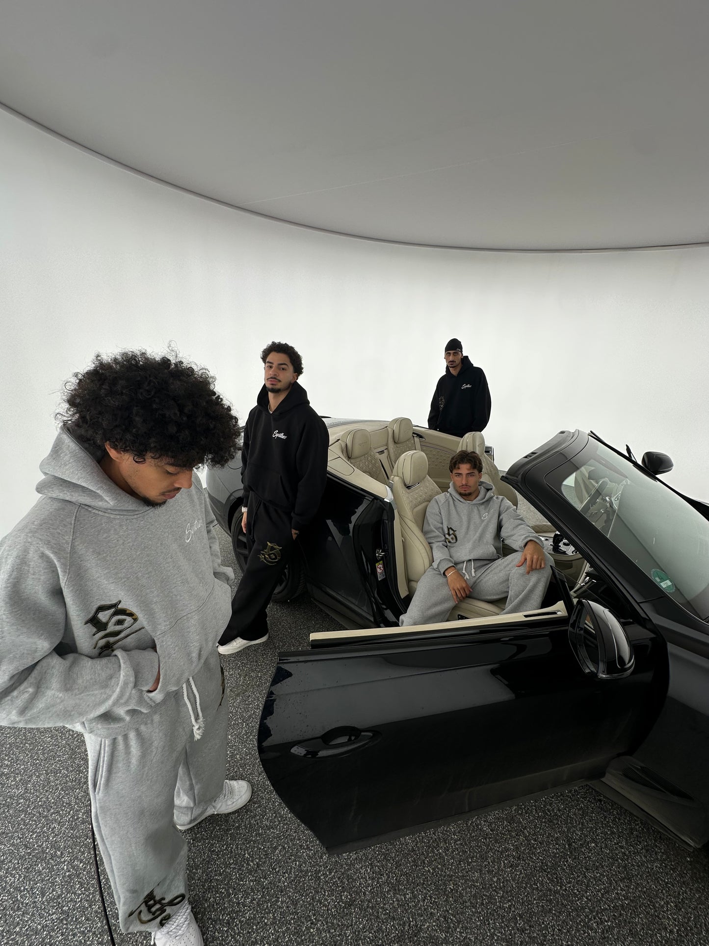 Tracksuits Camouflage in grau und schwarz