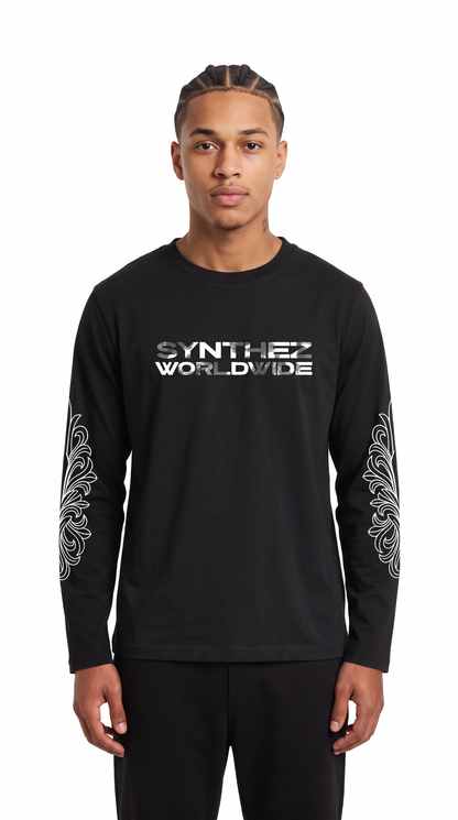 Longsleeve Worldwide Black an Model, Frontansicht